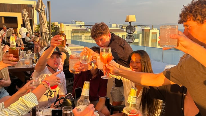 Bebidas de Verano en la Azotea al Atardecer